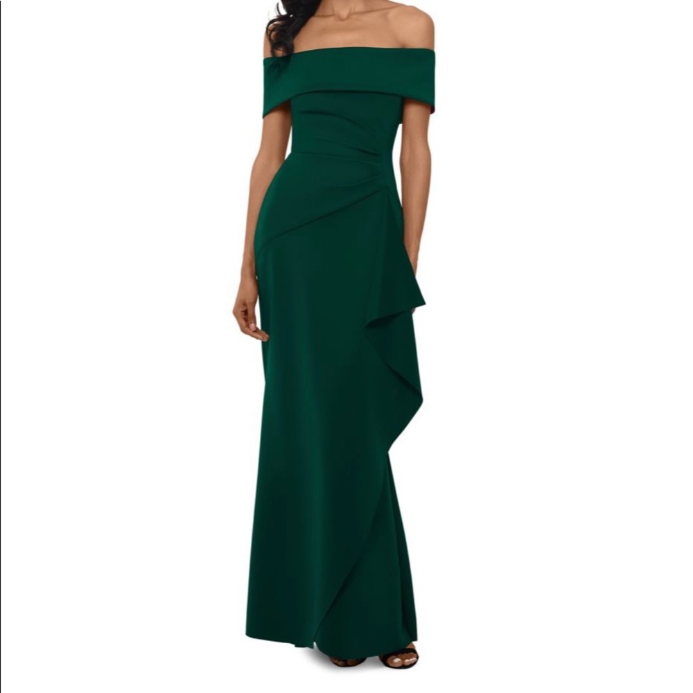 ✨Xscape Rouched Gown in sexy shade of green, sz 4